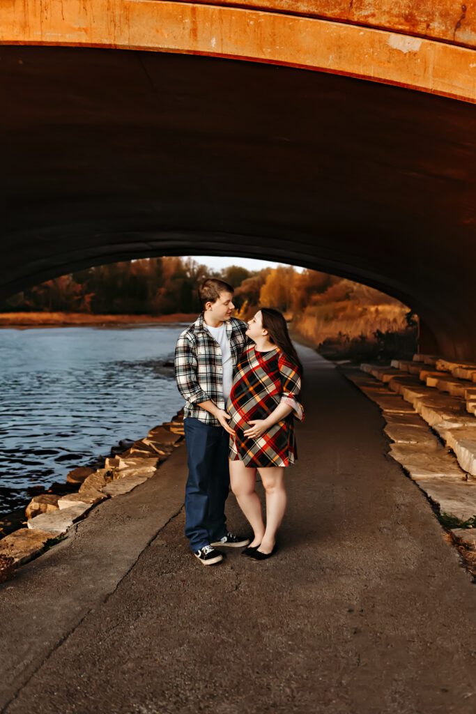 fall-maternity-photoshoot-carmel-indiana-central-park